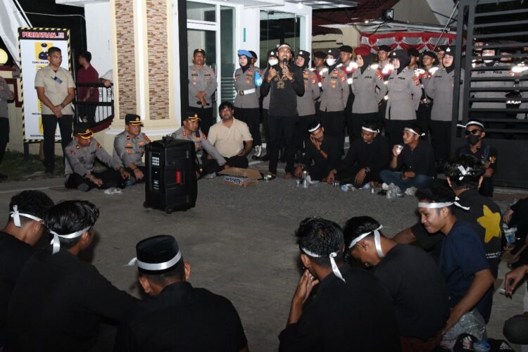 Puluhan Pemuda Aceh Timur Gelar Malam Renungan dan Doa Bersama di Polres