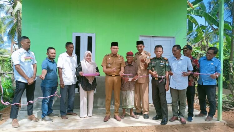 Wabup Aceh Timur Serahkan Rumah Layak Huni kepada Warga Kurang Mampu