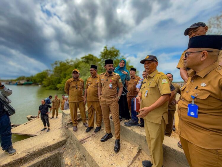 Bupati Al-Farlaky Tinjau dan Rencanakan Pembangunan Jembatan Naleung