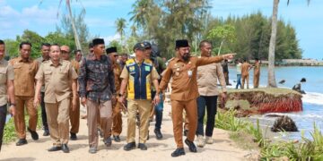 Tinjau Abrasi Pantai Pelangi, Bupati Al-Farlaky Rencanakan Pemasangan Batu Pemecah Ombak