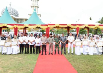 Bupati Al-Farlaky Beri Reward 15 ASN Tenaga Kesehatan Kabupaten Aceh Timur