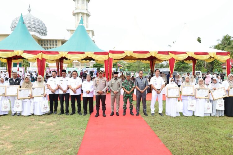 Bupati Al-Farlaky Beri Reward 15 ASN Tenaga Kesehatan Kabupaten Aceh Timur