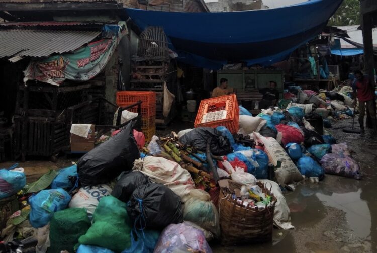 Pasar Lhoknibong Aceh Timur Dipenuhi Gunung Sampah, DLHK Janji Bersihkan Sore Ini