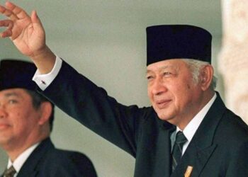 Di Balik Gelar Pahlawan: Soeharto, Pembangunan, dan Dosa Sejarah