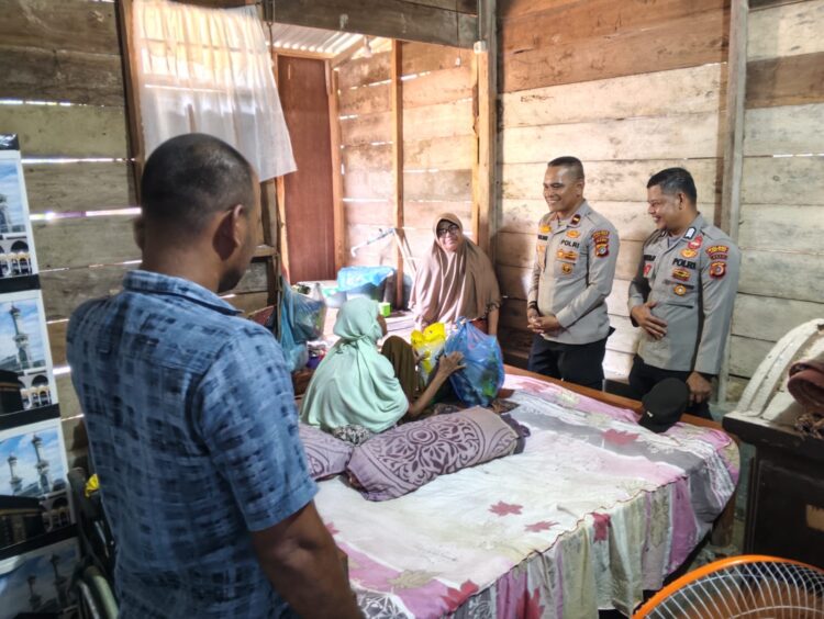 Kapolsek Idi Tunong Bagikan Sembako dalam Program “Jumat Berkah”
