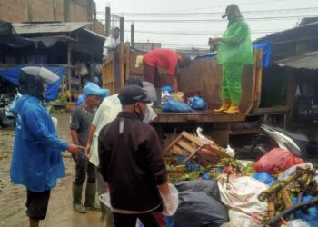 DHLK Aceh Timur Bersihkan Gunung sampah di Pasar Lhoknibong, Janji Evaluasi Sistem