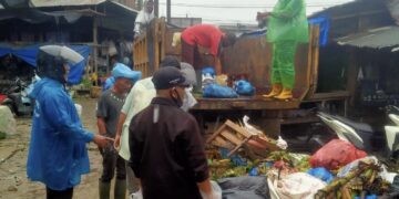 DHLK Aceh Timur Bersihkan Gunung sampah di Pasar Lhoknibong, Janji Evaluasi Sistem