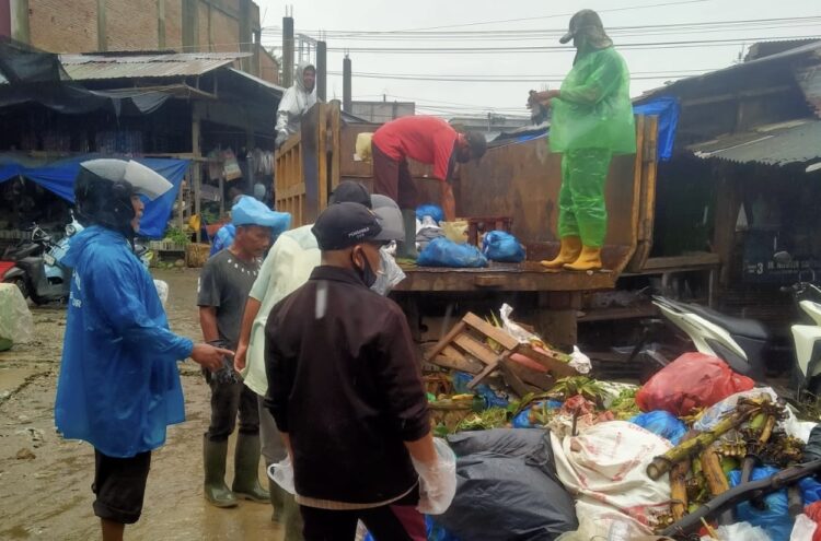 DHLK Aceh Timur Bersihkan Gunung sampah di Pasar Lhoknibong, Janji Evaluasi Sistem