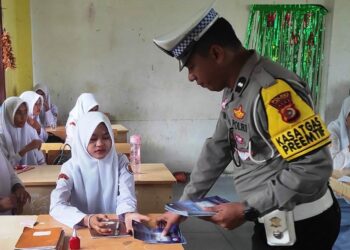 Polres Aceh Timur Edukasi Pelajar SMAN 1 Peureulak tentang Keselamatan Berlalu Lintas