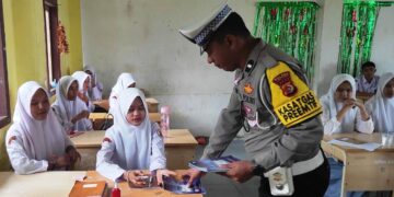 Polres Aceh Timur Edukasi Pelajar SMAN 1 Peureulak tentang Keselamatan Berlalu Lintas