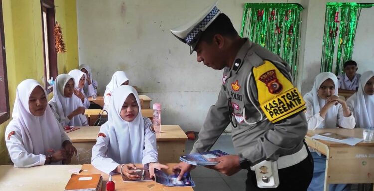 Polres Aceh Timur Edukasi Pelajar SMAN 1 Peureulak tentang Keselamatan Berlalu Lintas