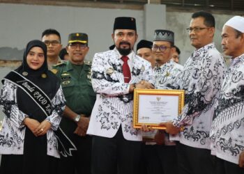 10 Guru Hebat Terima Penghargaan Bupati Aceh Timur pada Peringatan HGN