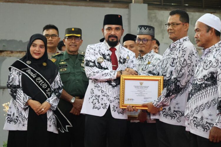 10 Guru Hebat Terima Penghargaan Bupati Aceh Timur pada Peringatan HGN