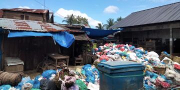 Gunungan Sampah Tutupi Akses Belanja di Pasar Lhoknibong