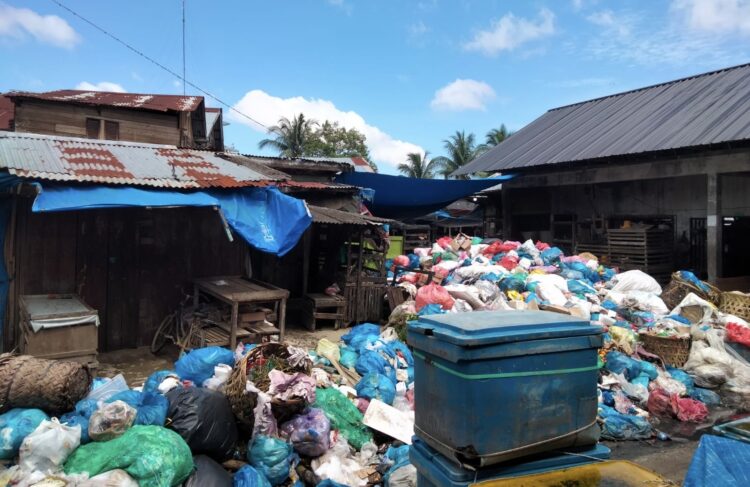 Gunungan Sampah Tutupi Akses Belanja di Pasar Lhoknibong