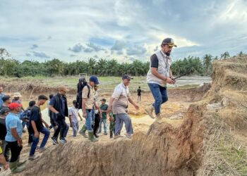 Bupati Al-Farlaky Lewati Jalan Longsor Salurkan Bantuan ke Warga