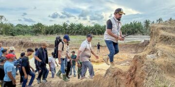 Bupati Al-Farlaky Lewati Jalan Longsor Salurkan Bantuan ke Warga