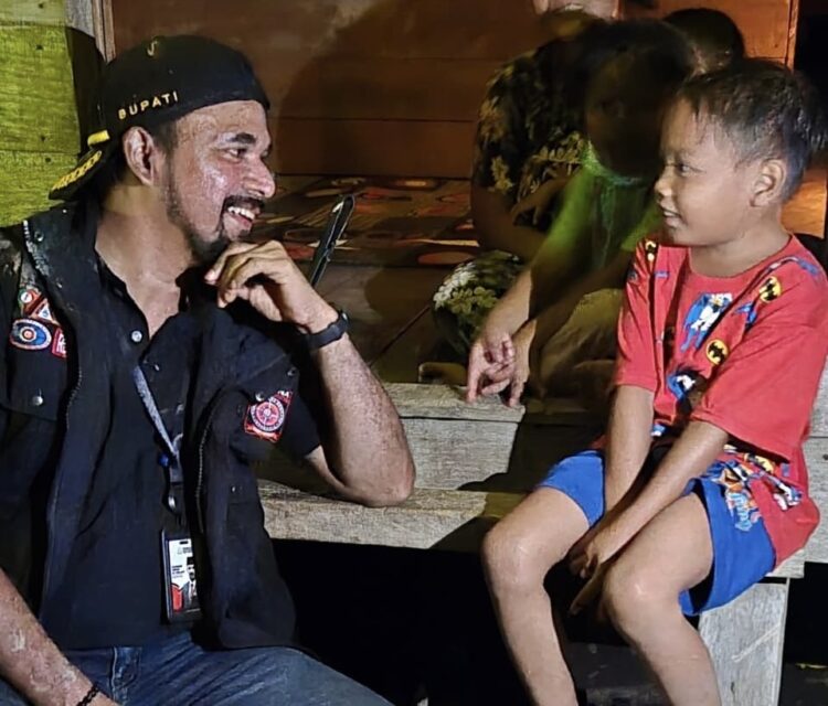 Bupati Al-Farlaky dan Senyum Anak Pengungsi