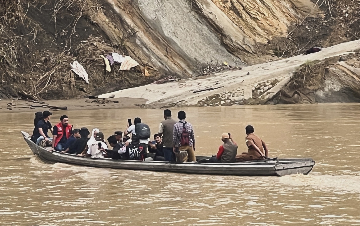 Bupati Al-Farlaky bersama rombongan berusaha menembus derasnya air sungai untuk sampai di desa Pante Kera, Kecamatan Simpang Jernih. Desa pendalam dan terluar di Aceh Timur. (Foto: EE/Bpaid). 