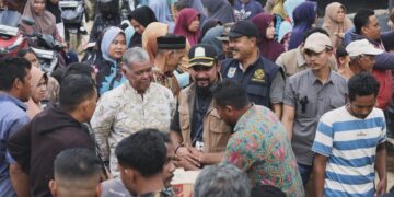 Bupati Al-Farlaky Salurkan Bantuan dan Layanan Kesehatan Gratis Bagi Warga Cek Mbon