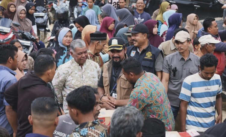 Bupati Al-Farlaky Salurkan Bantuan dan Layanan Kesehatan Gratis Bagi Warga Cek Mbon