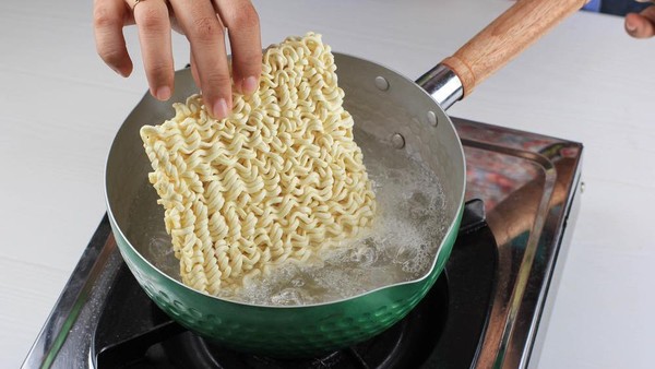 Mi Instan: Kenali Proses Pencernaannya dan Risikonya