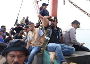 Al-Farlaky Jemput Bantuan Kemanusiaan dari Kapal KRI Gilimanuk di Tengah Laut Idi