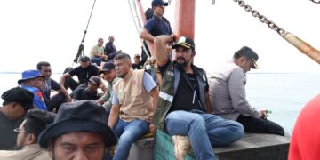 Al-Farlaky Jemput Bantuan Kemanusiaan dari Kapal KRI Gilimanuk di Tengah Laut Idi