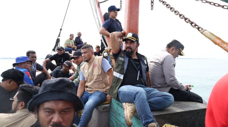 Al-Farlaky Jemput Bantuan Kemanusiaan dari Kapal KRI Gilimanuk di Tengah Laut Idi