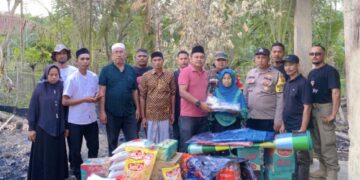 Perwakilan Bupati Aceh Timur Salurkan Bantuan untuk Korban Kebakaran di Peureulak Timur