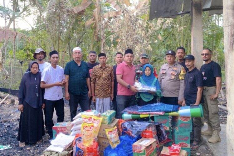 Perwakilan Bupati Aceh Timur Salurkan Bantuan untuk Korban Kebakaran di Peureulak Timur