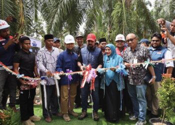 Resmikan Huntara Komunal di Simpang Ulim, Al-Farlaky Ingatkan ini ke Camat dan Kades!