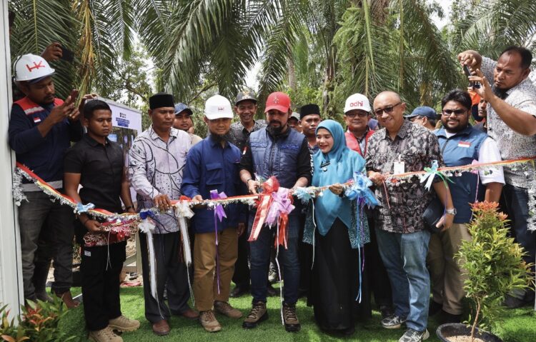 Resmikan Huntara Komunal di Simpang Ulim, Al-Farlaky Ingatkan ini ke Camat dan Kades!