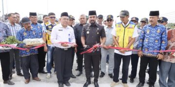 Janji Ditunaikan, Bupati Al-Farlaky Resmikan Jembatan Peureulak