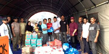 Perwakilan Bupati Aceh Timur Serahkan Bantuan untuk Korban Kebakaran di Peunaron