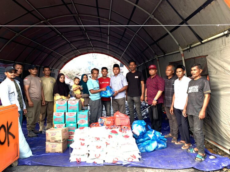 Perwakilan Bupati Aceh Timur Serahkan Bantuan untuk Korban Kebakaran di Peunaron