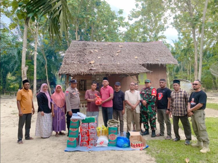 Bupati Aceh Timur Salurkan Bantuan untuk Korban Rumah Tertimpa Pohon