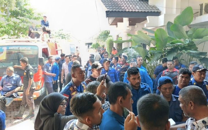 Kantor DPRK Bireuen Digeruduk Ratusan Petugas BPBD dan Damkar, Dituduh Sebar Fitnah