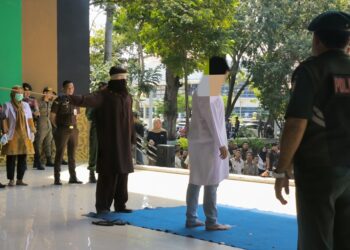 Anggota Satpol PP Banda Aceh Dihukum Cambuk karena Melanggar Jarimah Ikhtilat