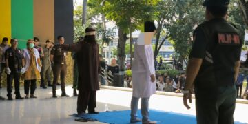 Anggota Satpol PP Banda Aceh Dihukum Cambuk karena Melanggar Jarimah Ikhtilat