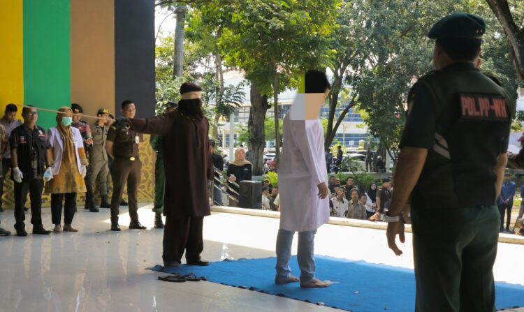 Anggota Satpol PP Banda Aceh Dihukum Cambuk karena Melanggar Jarimah Ikhtilat