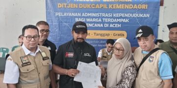Al-Farlaky Tinjau Pelayanan Adminduk bagi Warga Terdampak Bencana di Rantau Peureulak