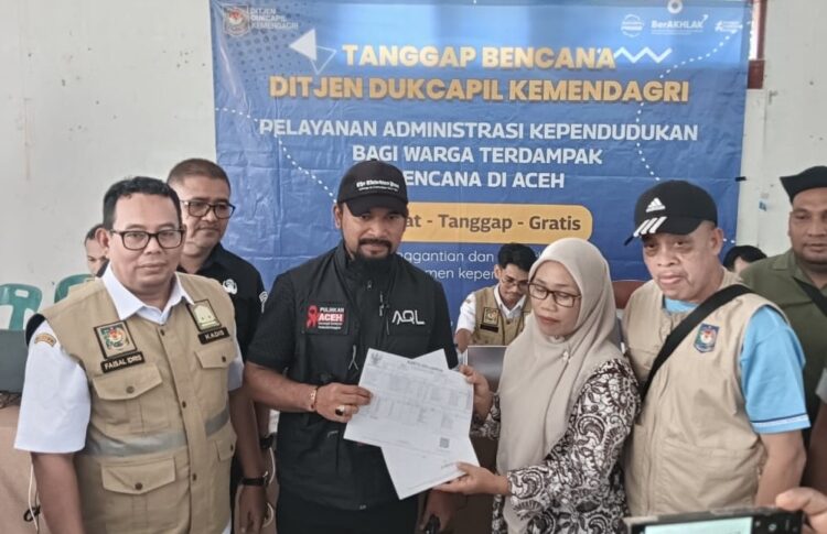 Al-Farlaky Tinjau Pelayanan Adminduk bagi Warga Terdampak Bencana di Rantau Peureulak