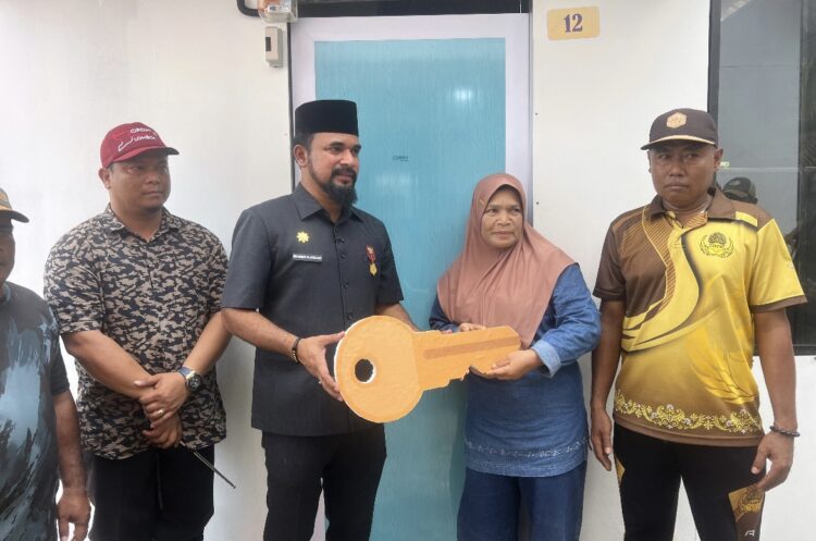 Al-Farlaky Resmikan 32 Unit Huntara kepada 32 Korban Banjir di Peunaron