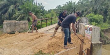 Jembatan Rusak di Aceh Selatan Diperbaiki Warga dengan Swadaya