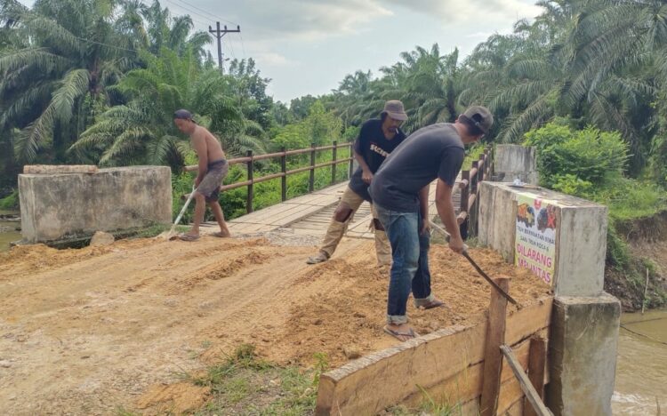 Jembatan Rusak di Aceh Selatan Diperbaiki Warga dengan Swadaya