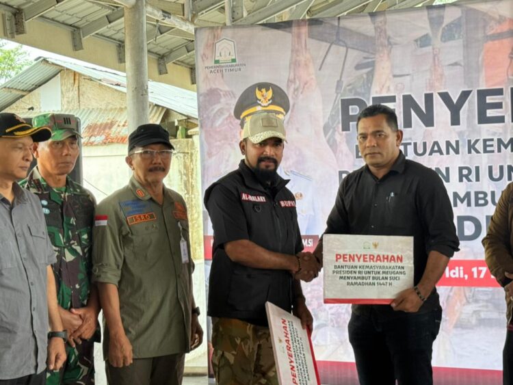 Bupati Al-Farlaky Serahkan Sapi Bantuan Presiden untuk Meugang Masyarakat Terdampak Banjir