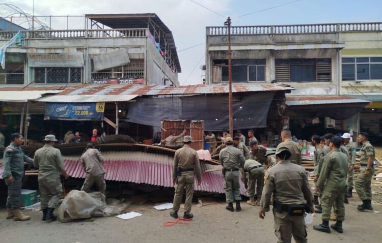 Satpol PP Langsa Bongkar Lapak Pedagang Kaki Lima, Pedagang Direlokasi