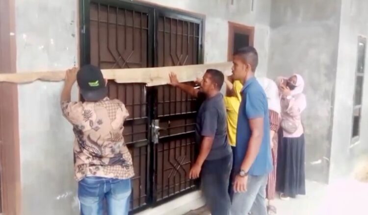 Warga Muara Satu Protes Nama Tak Masuk Daftar Korban Banjir, Kantor Desa Disegel