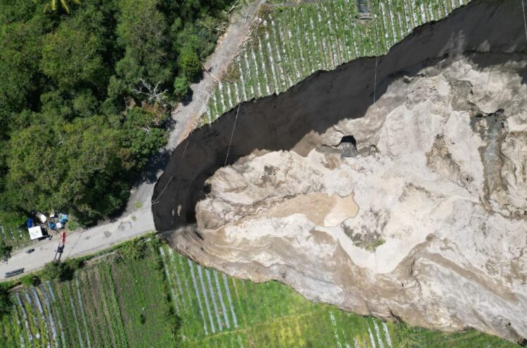 Lubang Raksasa di Aceh Tengah Kian Meluas, Jalan Alternatif Amblas